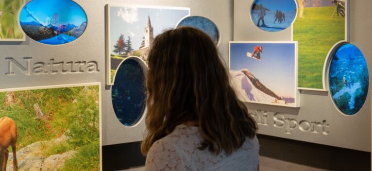 Una giovane ragazza guarda un dettaglio del museo